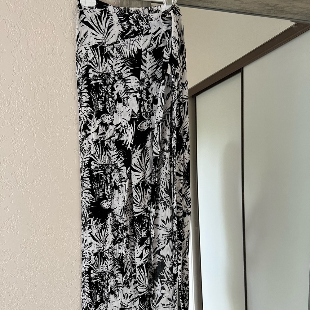 Loose flowy floral pants with slits size small